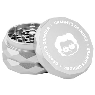 Granny's Hazy Hex Grinder 55 mm in Silber
